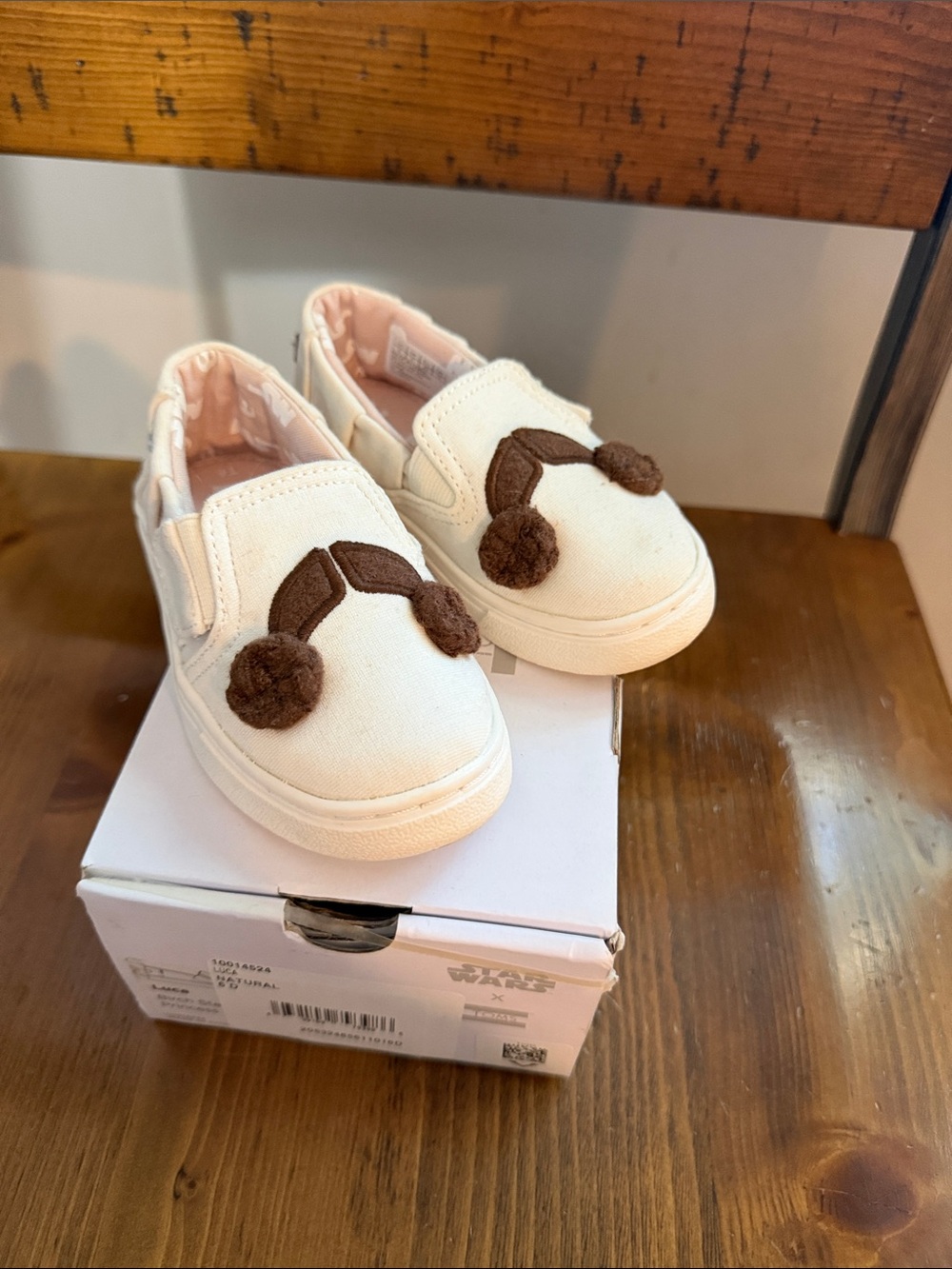 Gently Worn Star Wars Toms Kids Cream Slip-On Shoes, Size 6